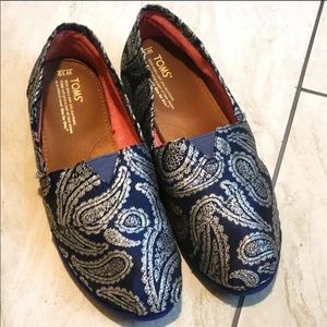 TOMS blue silver paisley print slip ons 10